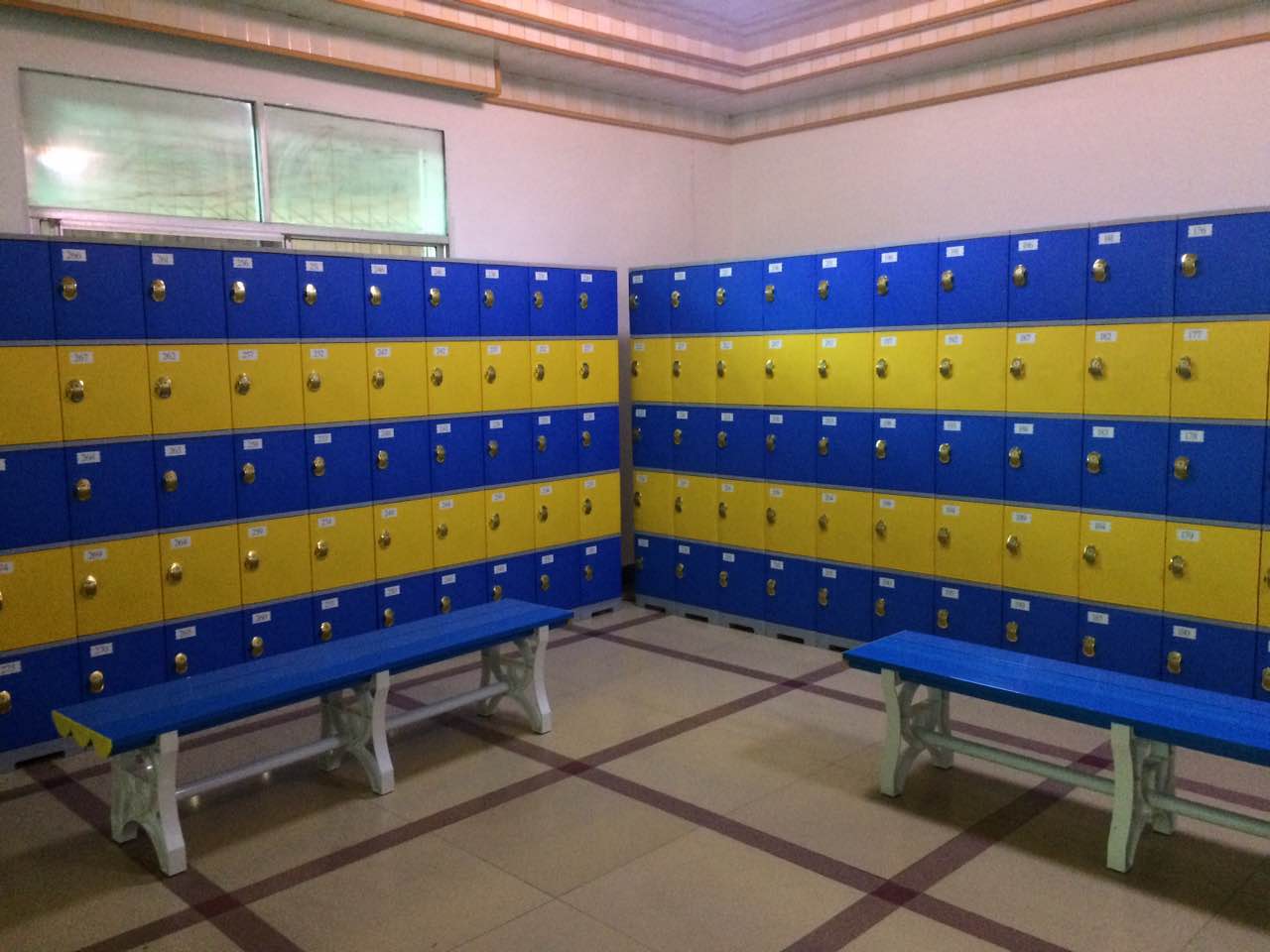 湖北省監(jiān)利假日俱樂(lè)部泳池更衣柜