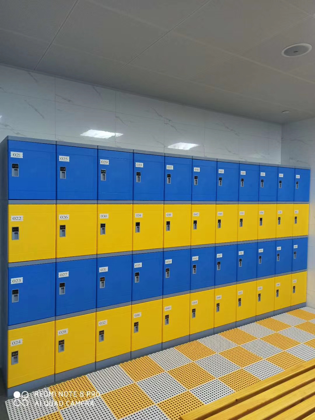 游泳池水上樂(lè)園為什么要選ABS塑料更衣柜