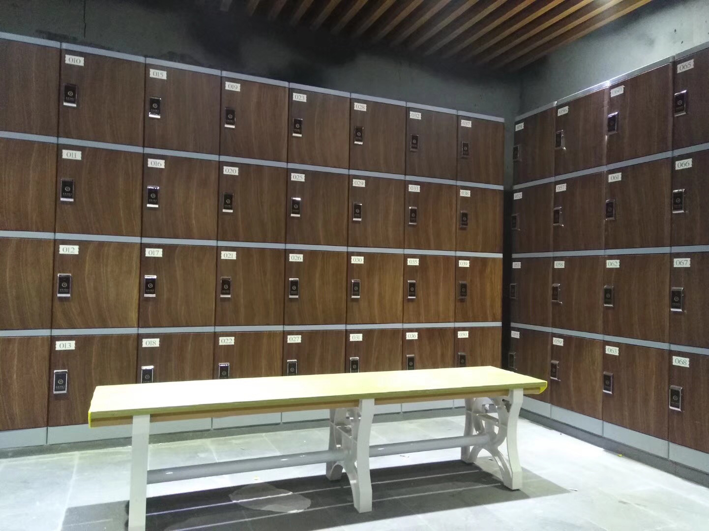 廣州健身俱樂(lè)部木紋色塑料柜